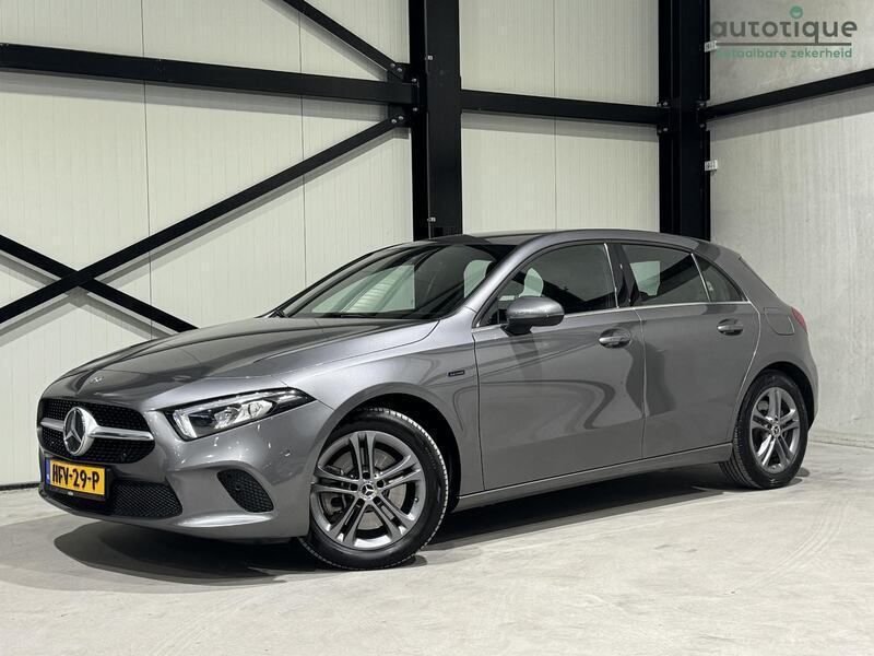 Grijs Gebruikt 2020 Mercedes A250 Advantage Hatchback | € 21.940 (Super prijs) - Afbeelding 1/4