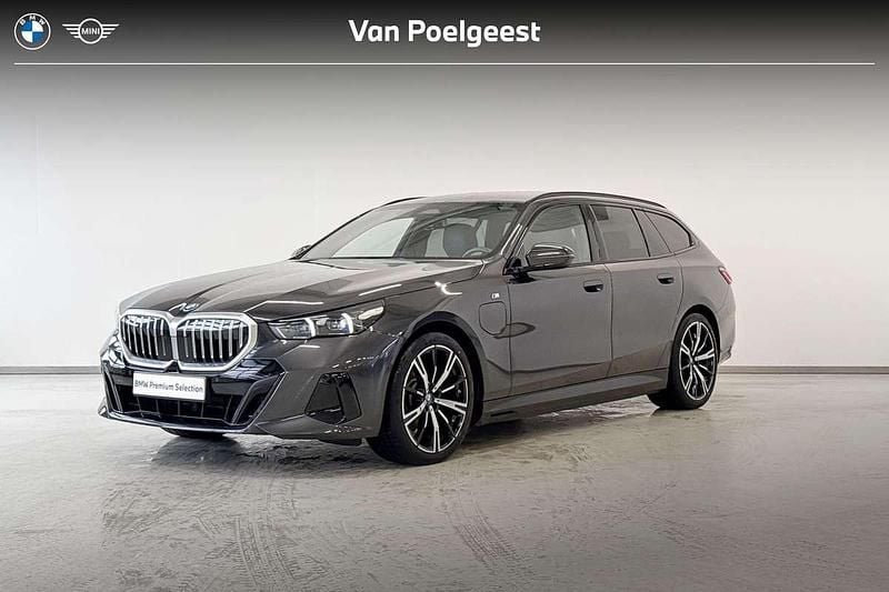Sophistograu brillianteffect metallic (donker grijs metallic) Gebruikt 2024 BMW 530e M Sport Stationwagen | € 63.895 - Afbeelding 1/4