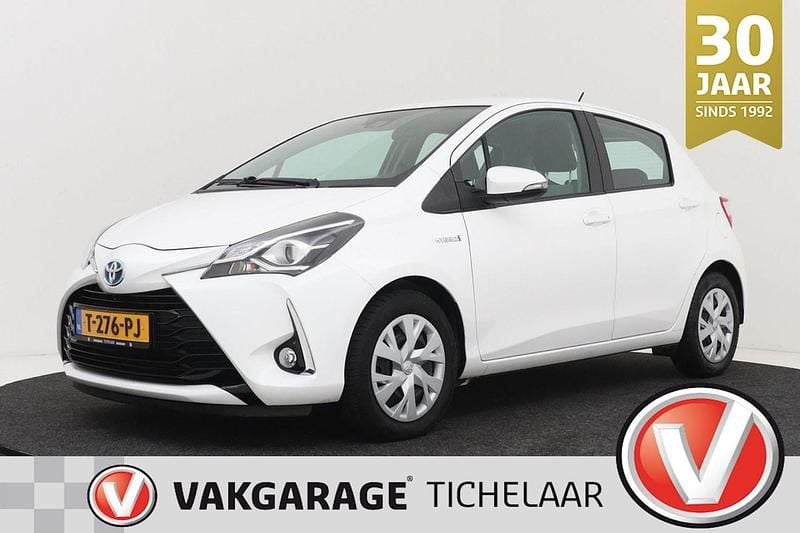 Wit Occasion 2018 Toyota Yaris Hybrid Active Hatchback | € 13.399 (Super prijs) - Afbeelding 1/3