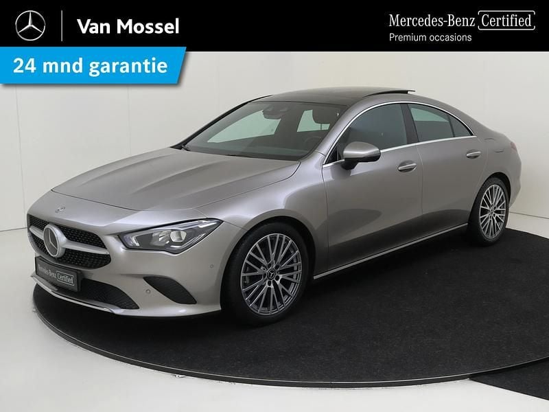 Grijs Gebruikt 2020 Mercedes CLA200 Business Sedan | € 31.945 (Eerlijke prijs) - Afbeelding 1/4