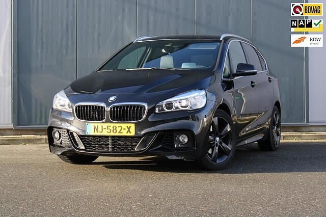 Zwart (metallic) Occasion 2017 BMW 218 Executive Stationwagen | € 11.950 (Goede deal) - Afbeelding 1/4