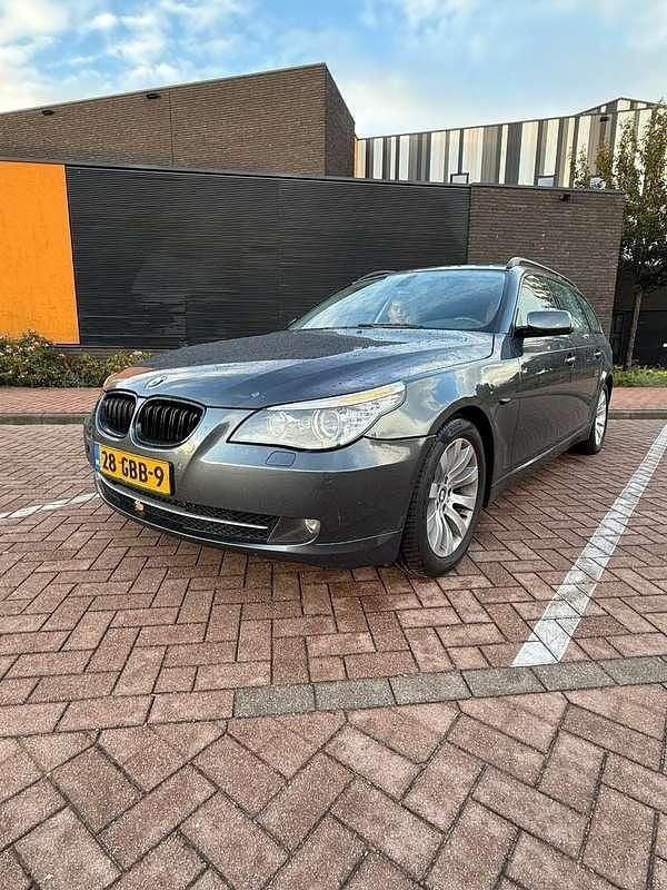 Grijs Gebruikt 2008 BMW 530 Stationwagen | € 4.750 (Eerlijke prijs) - Afbeelding 1/4