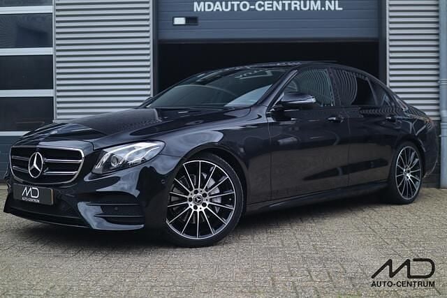 Zwart Gebruikt 2019 Mercedes E200 AMG Sedan | € 36.495 (Duur) - Afbeelding 1/4