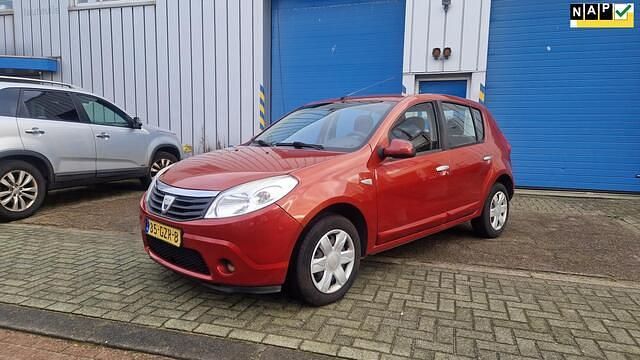 Rood Occasion 2008 Dacia Sandero Lauréate Hatchback | € 1.399 (Eerlijke prijs) - Afbeelding 1/4