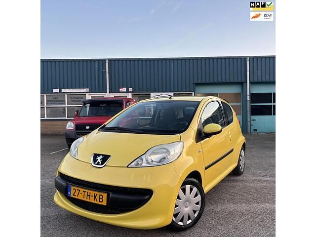 Geel Gebruikt 2006 Peugeot 107 Hatchback | € 1.800 (Eerlijke prijs) - Afbeelding 1/4