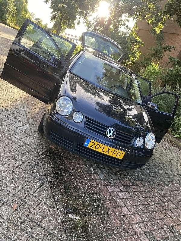 Gebruikt 2003 VW Polo Highline Sedan | € 2.000 - Afbeelding 1/4