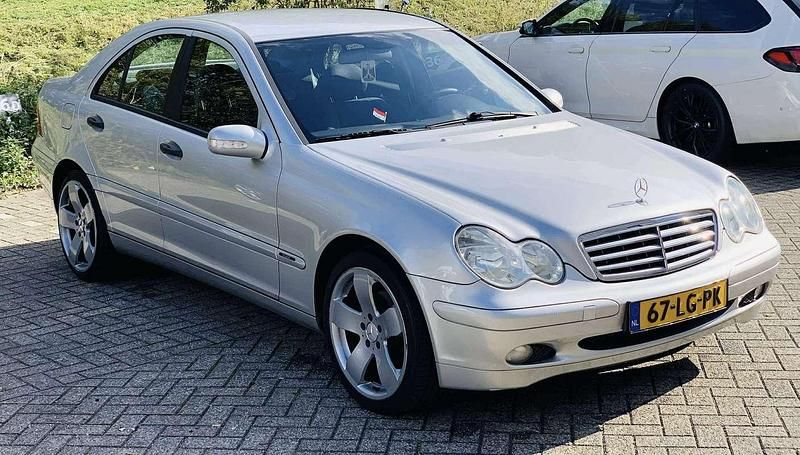 Grijs Gebruikt 2003 Mercedes C180 Classic Sedan | € 1.999 (Goede deal) - Afbeelding 1/4