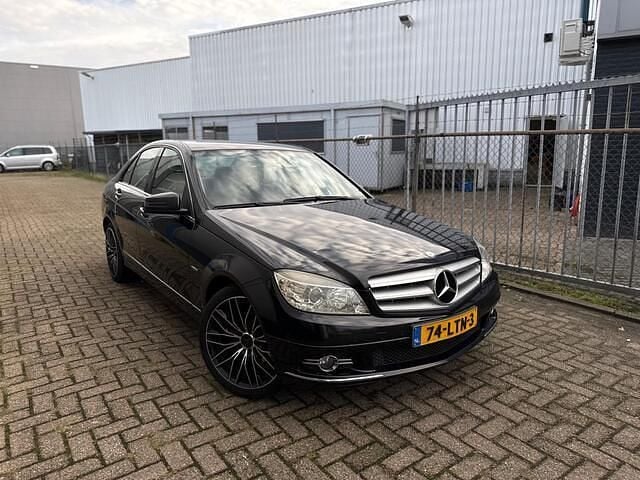 Zwart Gebruikt 2010 Mercedes C200 Avantgarde Sedan | € 4.595 (Eerlijke prijs) - Afbeelding 1/4