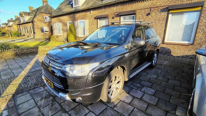 Zwart Occasion 2013 Mitsubishi Outlander P-HEV Instyle Stationwagen | € 7.199 (Goede deal) - Afbeelding 1/4