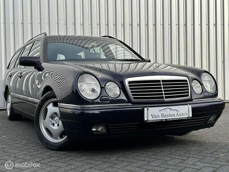 Paars, metallic lak Gebruikt 1996 Mercedes E420 Avantgarde Sedan | € 9.995 - Afbeelding 1/3