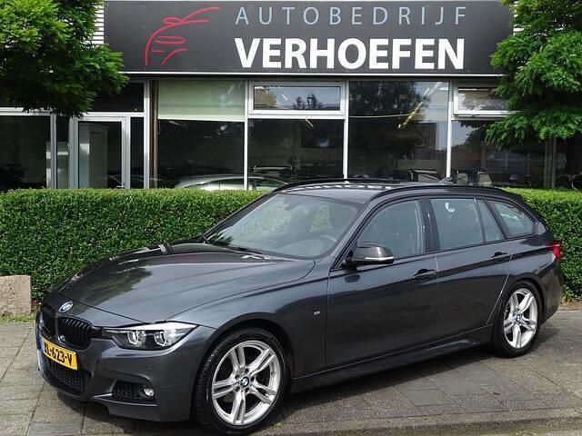 Grijs Gebruikt 2019 BMW 318 M Sport Stationwagen | € 15.950 (Eerlijke prijs) - Afbeelding 1/4