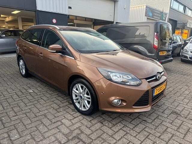Bruin Occasion 2013 Ford Focus Stationwagen | € 1.299 (Super prijs) - Afbeelding 1/4