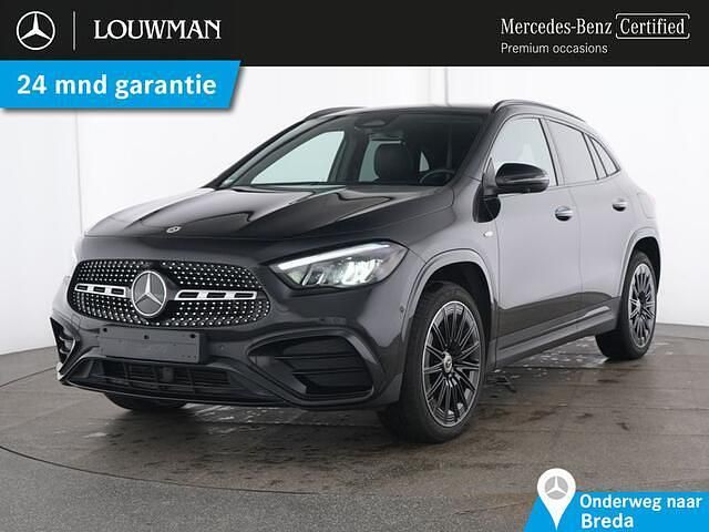 Donker kosmoszwart metaalkleur metallic Occasion 2025 Mercedes GLA250 AMG SUV | € 49.750 (Iets duurder) - Afbeelding 1/4