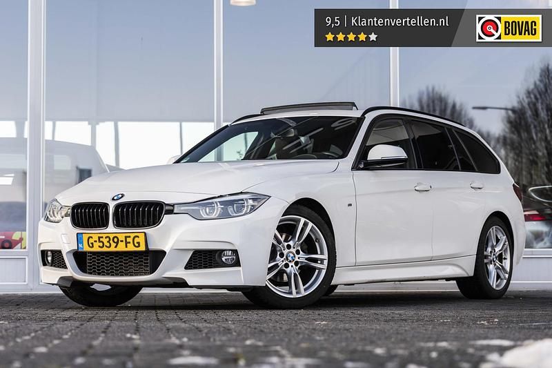 Wit Occasion 2019 BMW 318 M Sport Stationwagen | € 21.395 - Afbeelding 1/4