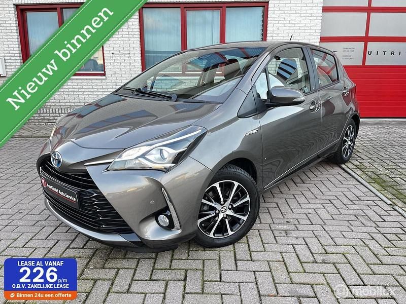 Grijs (metallic) Gebruikt 2018 Toyota Yaris Hybrid Design Hatchback | € 13.950 (Goede deal) - Afbeelding 1/4