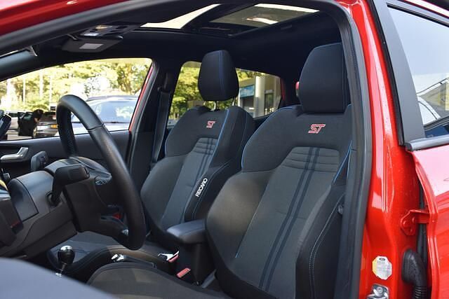 Rood Gebruikt 2018 Ford Fiesta ST Hatchback | € 18.950 (Goede deal) - Afbeelding 1/4