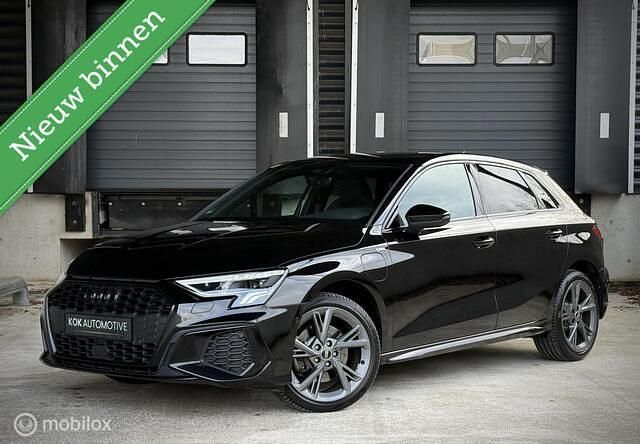 Zwart Occasion 2021 Audi A3 Sportback S-Line Hatchback | € 25.995 (Eerlijke prijs) - Afbeelding 1/4