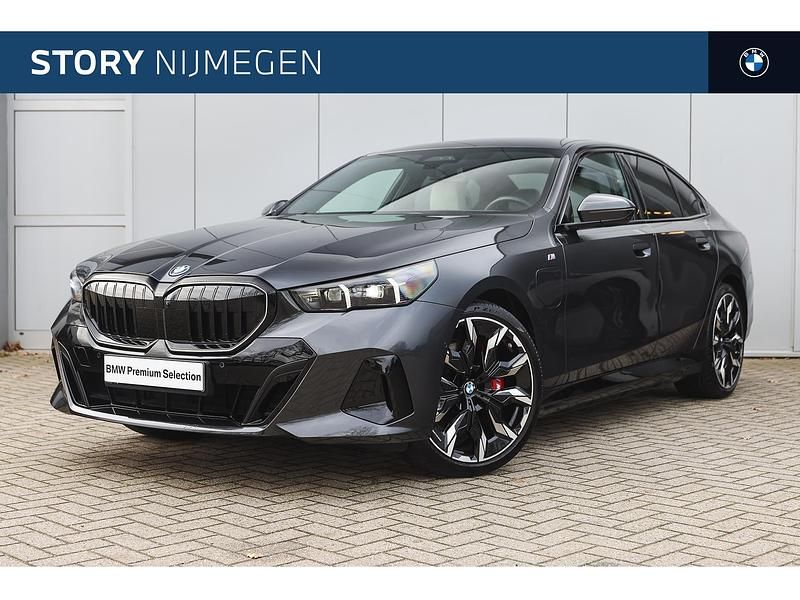 Grijs Occasion 2025 BMW 550e M Sport Sedan | € 82.950 (Duur) - Afbeelding 1/4