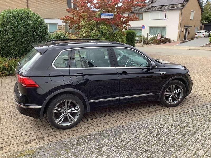 Zwart Occasion 2020 VW Tiguan Comfortline SUV | € 31.600 (Super prijs) - Afbeelding 1/4