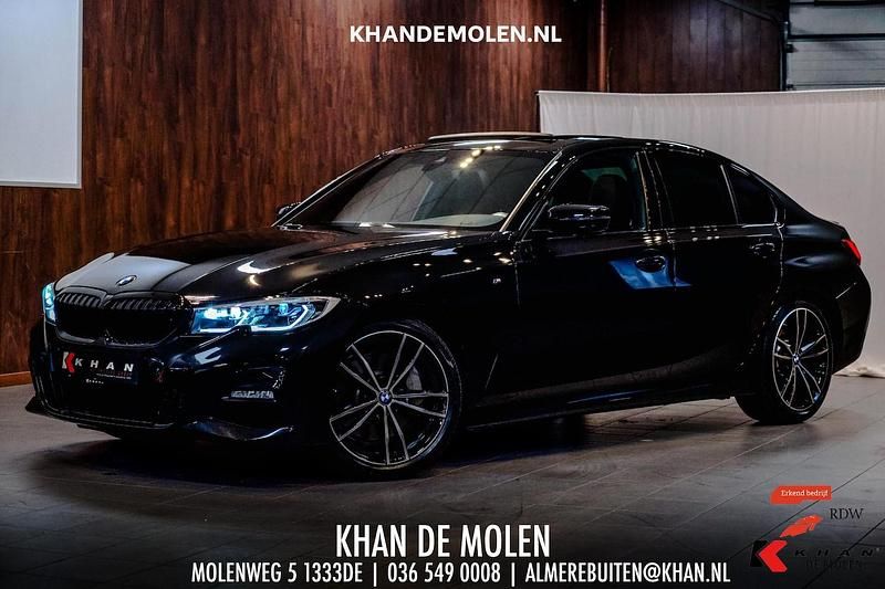 Zwart (metallic) Occasion 2022 BMW 330 M Sport Sedan | € 43.450 (Iets duurder) - Afbeelding 1/4