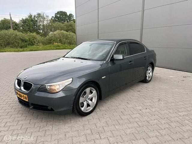 Grijs Gebruikt 2003 BMW 520 Executive Sedan | € 3.250 (Eerlijke prijs) - Afbeelding 1/4