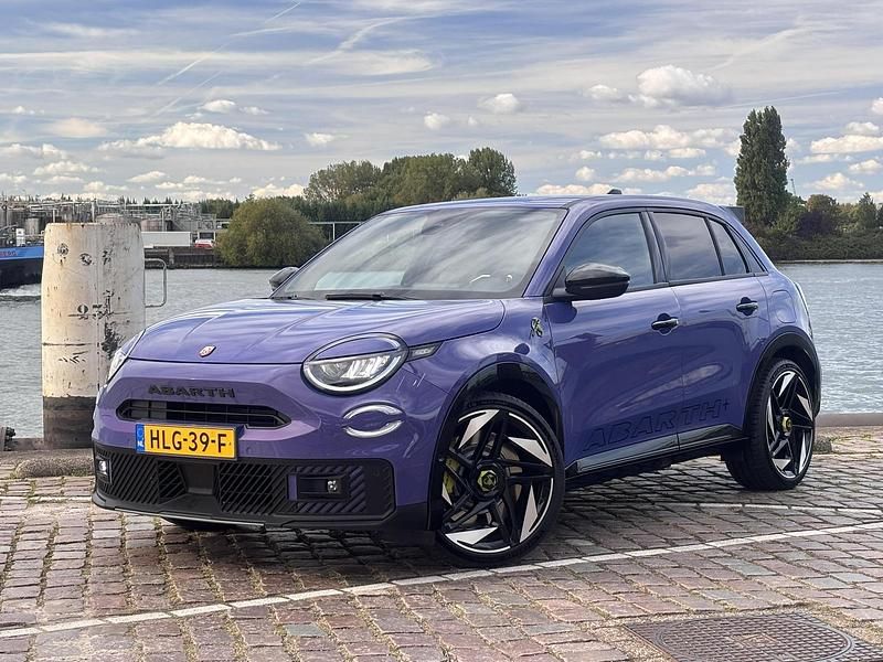 Occasion Abarth 600e Scorpionissima 206 kW (281 PK) 2025 Paars SUV