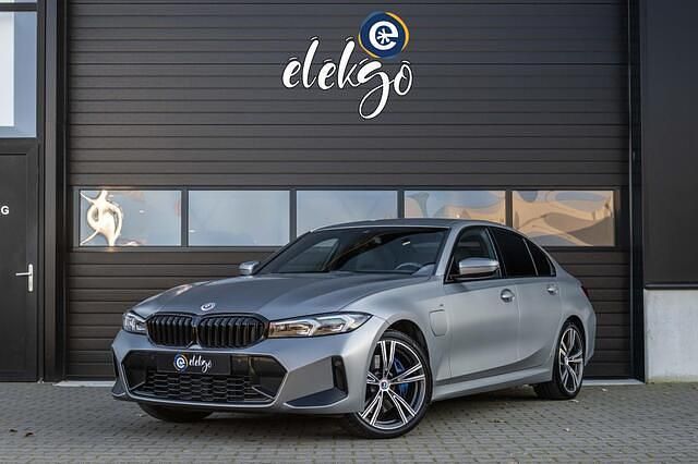 Blauw Occasion 2022 BMW 330 M Sport Sedan | € 37.450 (Eerlijke prijs) - Afbeelding 1/4