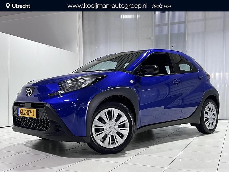 Juniper blue metallic (blauw metallic) Gebruikt 2024 Toyota Aygo X Play SUV | € 19.149 - Afbeelding 1/4