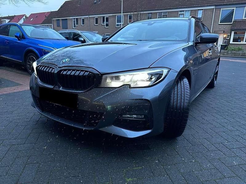 Grijs Gebruikt 2021 BMW 330e M Sport Stationwagen | € 27.999 (Super prijs) - Afbeelding 1/4