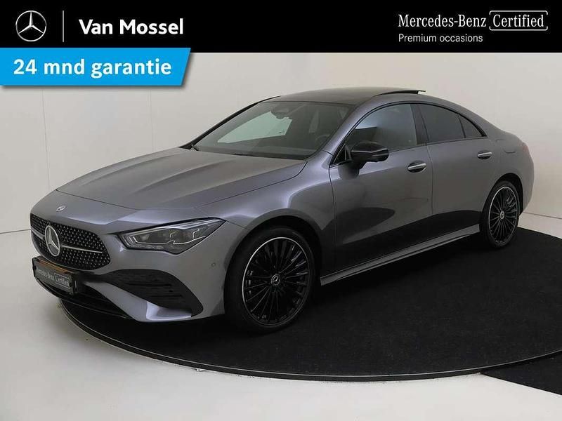Grijs, metallic lak Gebruikt 2024 Mercedes CLA250e AMG line Plus Sedan | € 42.945 (Iets duurder) - Afbeelding 1/4