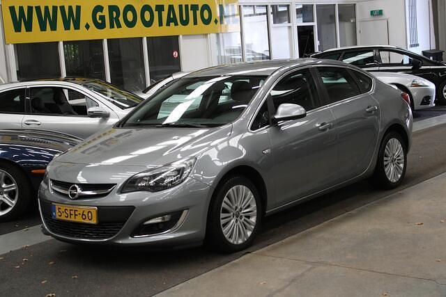 Grijs Gebruikt 2013 Opel Astra Design Edition Sedan | € 6.444 (Eerlijke prijs) - Afbeelding 1/4