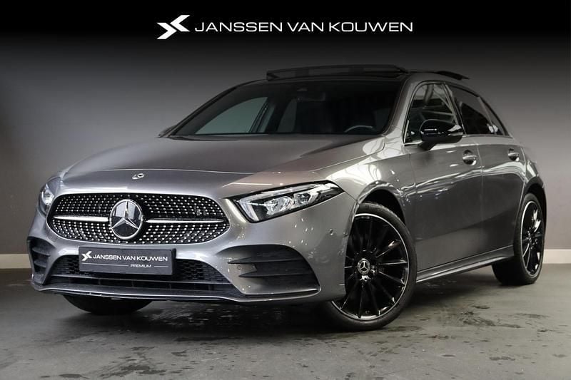 Grijs Gebruikt 2022 Mercedes A250 Business Hatchback | € 32.445 (Eerlijke prijs) - Afbeelding 1/4