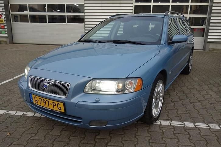 Blauw (metallic) Gebruikt 2005 Volvo V70 Momentum Stationwagen | € 6.450 (Eerlijke prijs) - Afbeelding 1/4