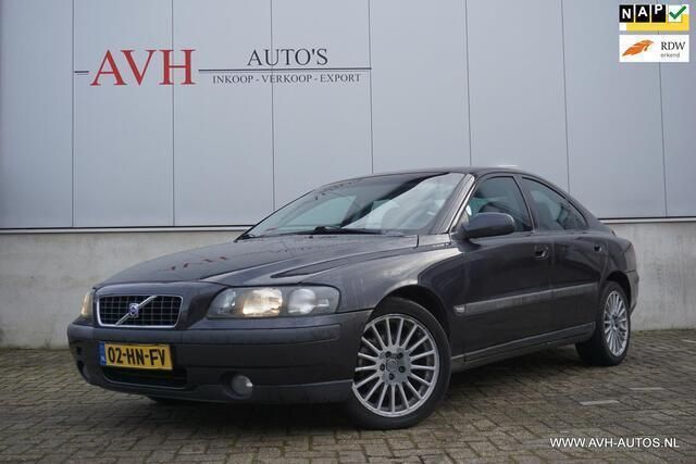 Grijs, metallic lak Gebruikt 2001 Volvo S60 Sedan | € 1.450 (Eerlijke prijs) - Afbeelding 1/4