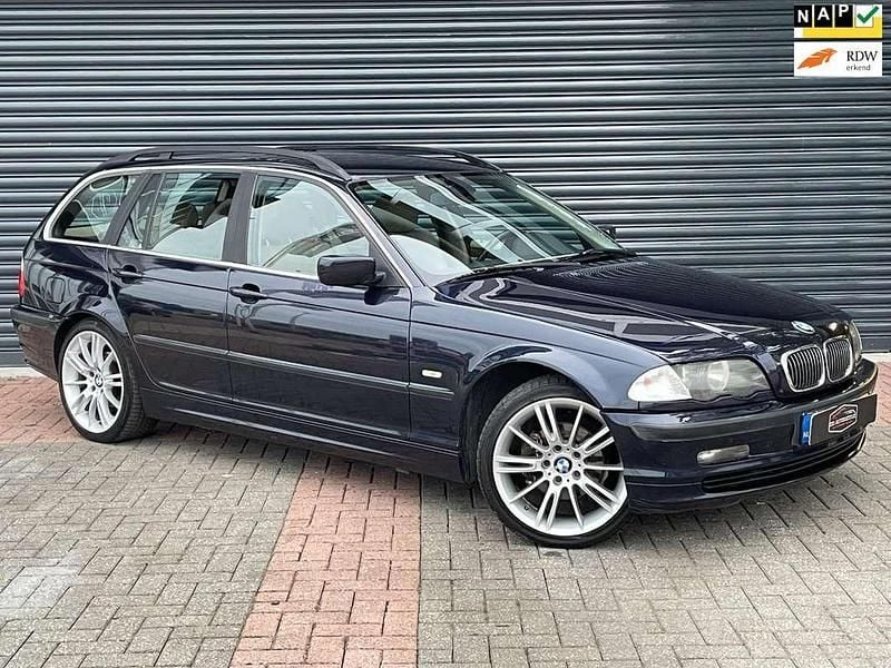 Blauw, metallic lak Gebruikt 2000 BMW 320 Executive Stationwagen | € 1.990 (Super prijs) - Afbeelding 1/4