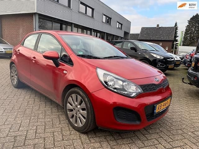 Rood (metallic) Occasion 2012 Kia Rio Comfort Hatchback | € 4.750 (Goede deal) - Afbeelding 1/4
