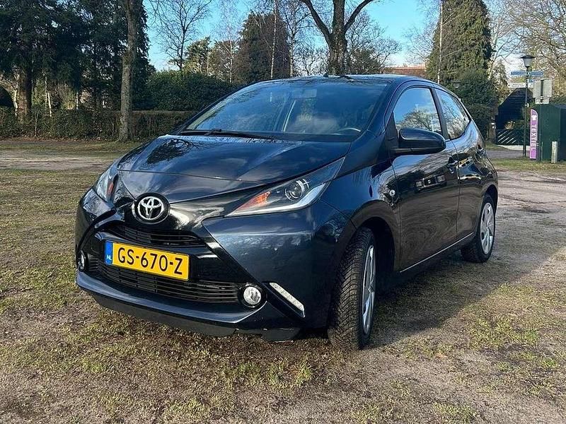 Blauw Occasion 2015 Toyota Aygo X-play Hatchback | € 7.995 (Eerlijke prijs) - Afbeelding 1/4