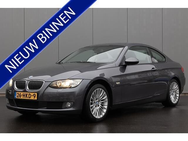 Grijs Occasion 2009 BMW 320 Executive Coupé | € 8.999 (Eerlijke prijs) - Afbeelding 1/4