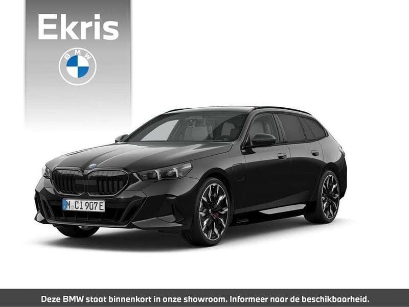 Zwart Nieuw 2025 BMW 550e M Sport Stationwagen | € 113.356 (Eerlijke prijs) - Afbeelding 1/4