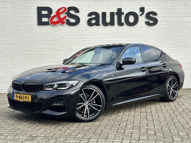 Zwart (metallic) Gebruikt 2022 BMW 318 M Sport Sedan | € 28.700 (Eerlijke prijs) - Afbeelding 1/4