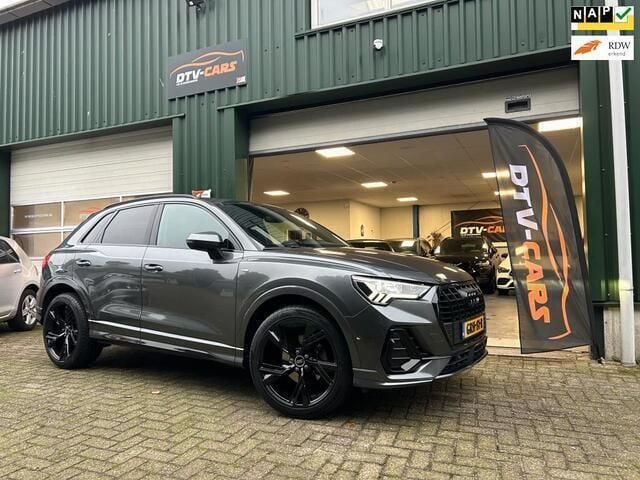 Grijs, metallic lak Gebruikt 2019 Audi Q3 S-Line SUV | € 32.795 (Iets duurder) - Afbeelding 1/4