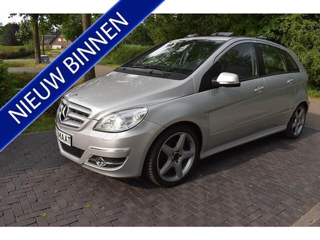 Grijs, metallic lak Gebruikt 2010 Mercedes B200 MPV | € 10.780 (Duur) - Afbeelding 1/4