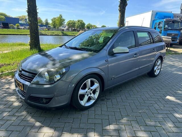 Grijs Gebruikt 2005 Opel Astra Enjoy Stationwagen | € 2.500 (Eerlijke prijs) - Afbeelding 1/4