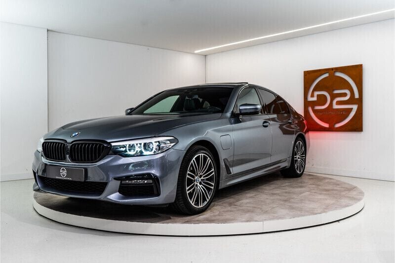 Grijs Gebruikt 2019 BMW 530e Executive Sedan | € 29.980 (Eerlijke prijs) - Afbeelding 1/4