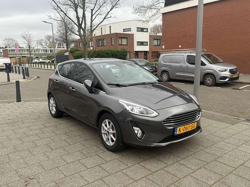 Grijs Occasion 2021 Ford Fiesta Titanium Hatchback | € 11.750 (Goede deal) - Afbeelding 1/4
