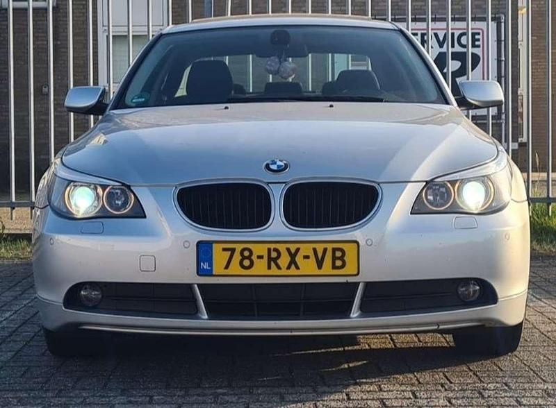 Zilver Gebruikt 2004 BMW 520 Sedan | € 3.750 (Eerlijke prijs) - Afbeelding 1/4