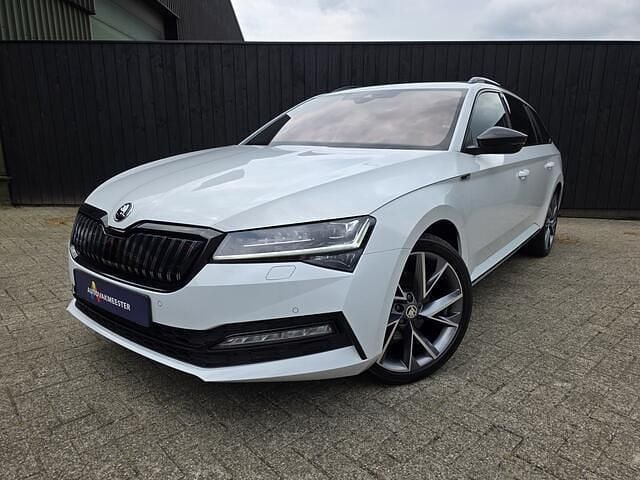 Wit Gebruikt 2021 Skoda Superb Business Line Stationwagen | € 26.950 (Eerlijke prijs) - Afbeelding 1/4