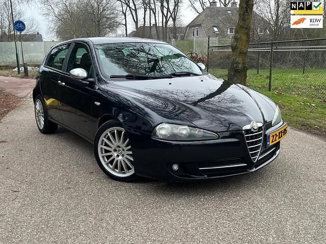 Zwart (metallic) Occasion 2007 Alfa Romeo 147 Business Hatchback | € 2.499 (Eerlijke prijs) - Afbeelding 1/4