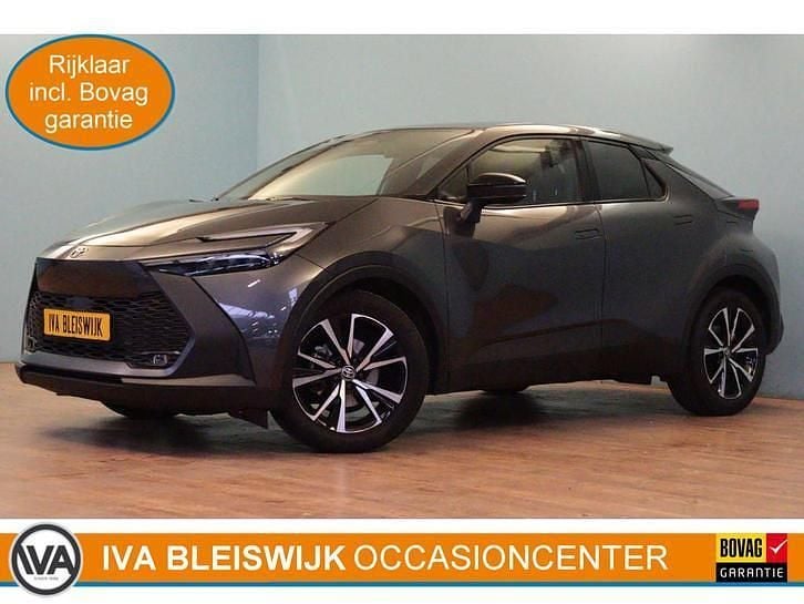 Grijs Occasion 2025 Toyota C-HR SUV | € 29.799 (Super prijs) - Afbeelding 1/3