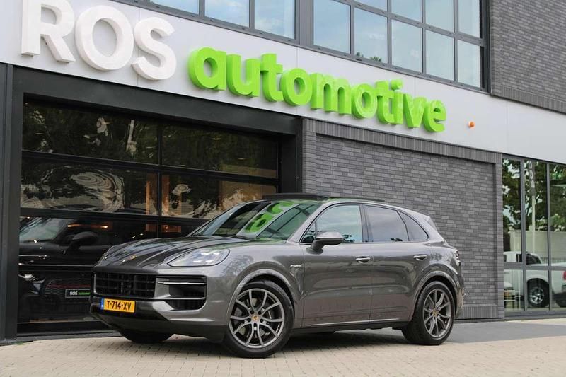 Grijs, metallic lak Gebruikt 2023 Porsche Cayenne SUV | € 104.950 (Eerlijke prijs) - Afbeelding 1/4